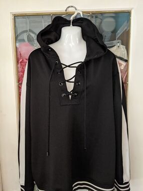 Trendiank. Black Lace-Up Hoodie